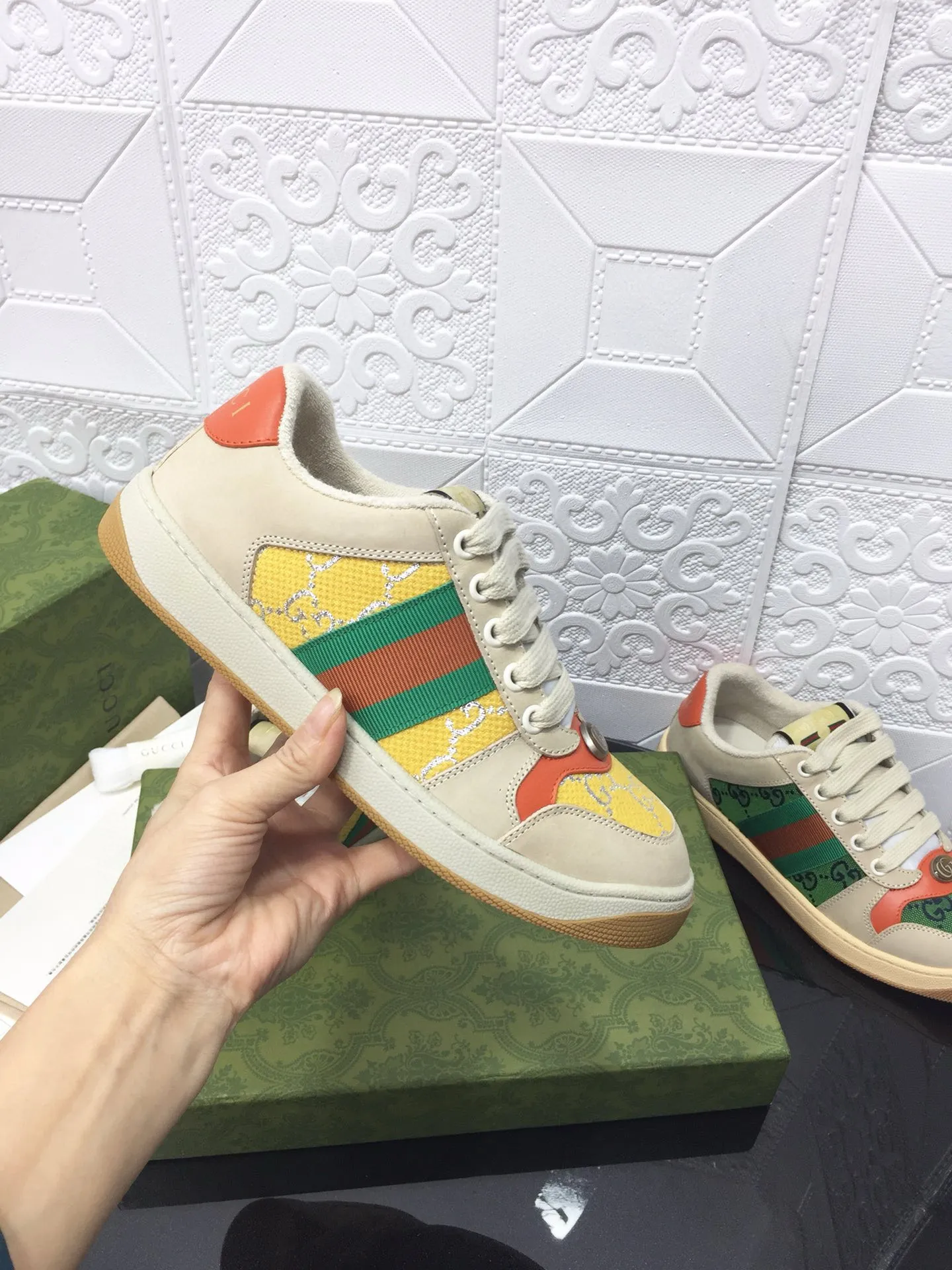Ex-factory price: 540💰 GUCCI Gucci's newly upgraded back cover lining, top-notch old dirty shoes, classic casual sports shoes for couples, retro sneakers and old G family dirty shoes, updated at the counter simultaneously! ①The shoe upper has the same water-based edge coating process as the original version⚠️The ordinary oil edges on the market have a strong glue feel and are easy to fall off! Grade A first-layer nubuck leather (with pores)/matching computer embroidered double G cloth, high-density terry velvet lining. ② A PVC transparent small round mark sealing line is added to the details of the midsole. The mold is opened six times and the jewelry craftsmanship is used to customize the two-color double G buckle, striving to be the same as the original version. A pair of buttons is more than three times more expensive than ordinary buckles on the market. ③An old two-color washable label, the chip is placed on the outer waist of the right foot, the entire shoe is completely hollowed out with rubber technology, TUP material (rubber to distinguish the market) with the latest green packaging from the counter, 3D printed handbag, and a pair of shoelaces. There is no pressure when entering and exiting the counter. You can buy a 1:1 accurate replica of the original version and modify and upgrade it repeatedly. The details are perfectly restored, the materials are all customized, and they are truly top-notch. Please look at the details clearly to identify the quality. Upper: First-layer frosted cowhide/embroidered double G cloth. Lining: original high-density velvet lining. Foot pads: original pearlescent sheepskin. Outsole: private molded vacuum TPU material. Packaging: original top-grade full set packaging at the counter. Shoe size: women's size 35-40, men's size 39-44 (men's size 38, 45🉑️customized, non-returnable)